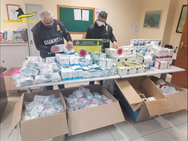 Mascherine contraffatte e botti pericolosi, la Finanza sequestra migliaia di prodotti non conformi