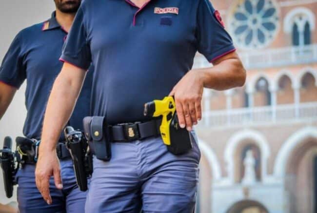 Taser alla polizia municipale, Gelarda: “Strumento validissimo per mantenere ordine e sicurezza pubblica”