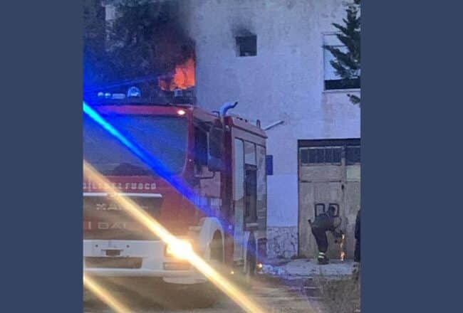 Maxi incendio danneggia palestra del dopolavoro ferroviario: era il ritrovo di persone senzatetto
