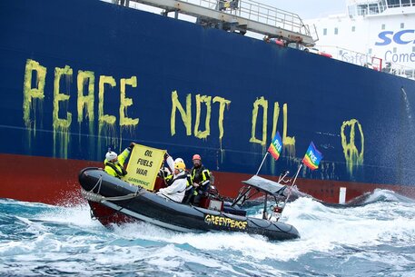 Guerra in Ucraina, attivisti Greenpeace scrivono “Peace not oil” sulla petroliera russa nel Siracusano