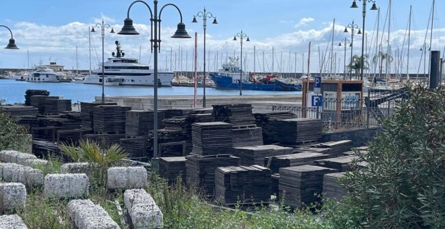 Fase di ultimazione e rimozione di “finger” e pontili nel porto di Riposto