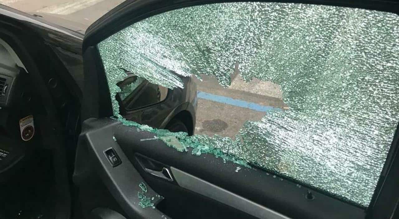 Teppisti danneggiano oltre 50 auto e scappano: copertoni tagliati, finestrini spaccati e sportelli graffiati