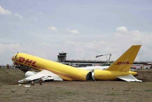 Shock in Costa Rica, aereo si spezza in due durante un atterraggio di emergenza