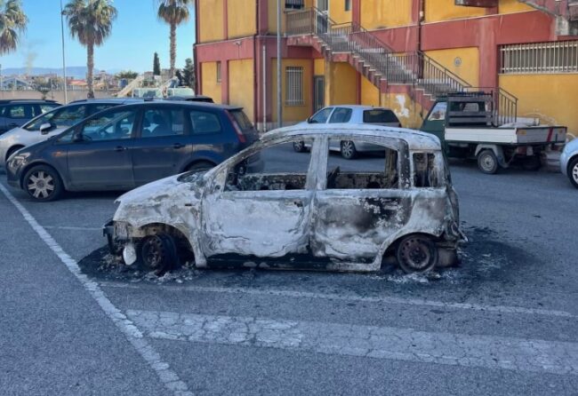 Auto incendiate a Gela, parla il sindaco: “Possibile gesto intimidatorio, autori da assicurare alla giustizia”