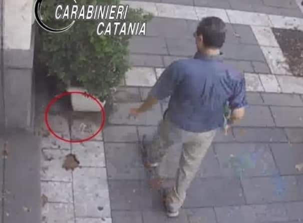 Catania, bocconi “imbottiti” con pezzi di ferro per fare del male ai cani: 61enne scoperto da telecamere – VIDEO