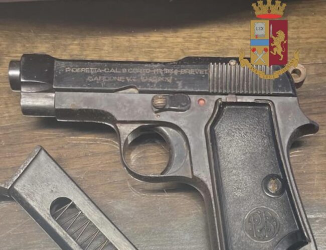 Catania, sistema lo stanzino con i ricordi del marito defunto e trova bomba a mano e armi