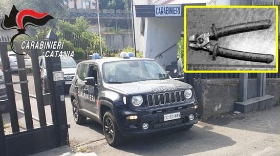 Ruba tre paia di scarpe e fugge dal negozio, commessa e carabinieri la bloccano: denunciata 43enne