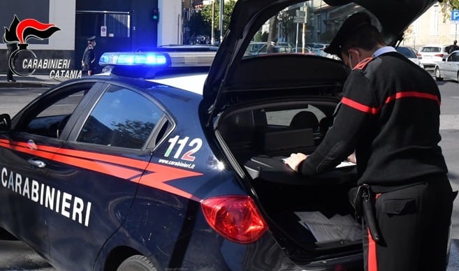 Gravina di Catania, 30enne sorpreso mentre tenta di rubare i cerchi delle ruote di un’auto