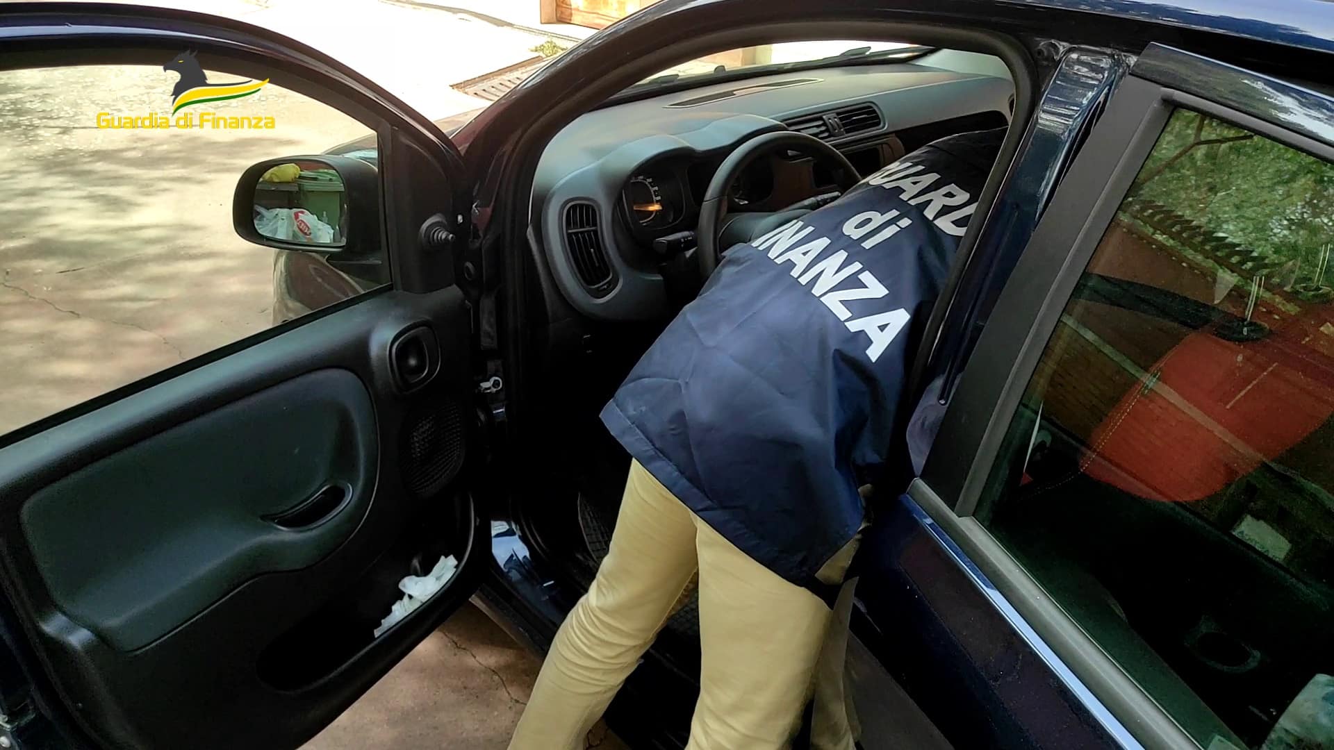 Venditore ambulante nasconde la droga in auto e a casa: sequestrati circa 500 grammi di stupefacente