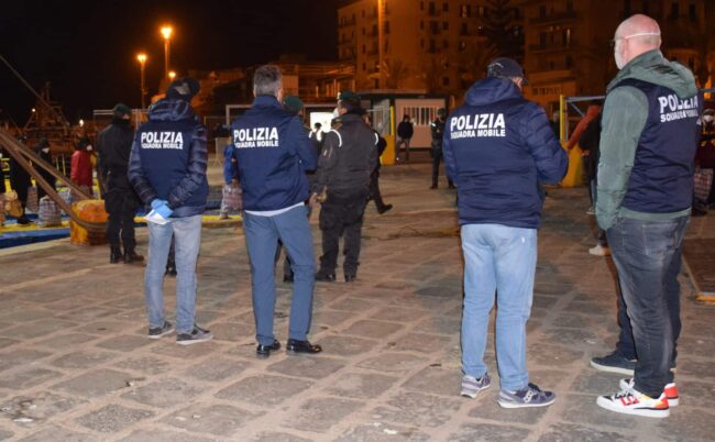 Stranieri irregolari, fermati 118 migranti: in due accusati di favoreggiamento all’immigrazione clandestina