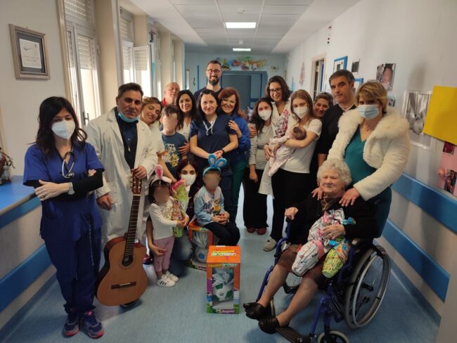 Nonnina regala uova di Pasqua ai piccoli pazienti ricoverati in ospedali: “Un messaggio di pace e conforto”