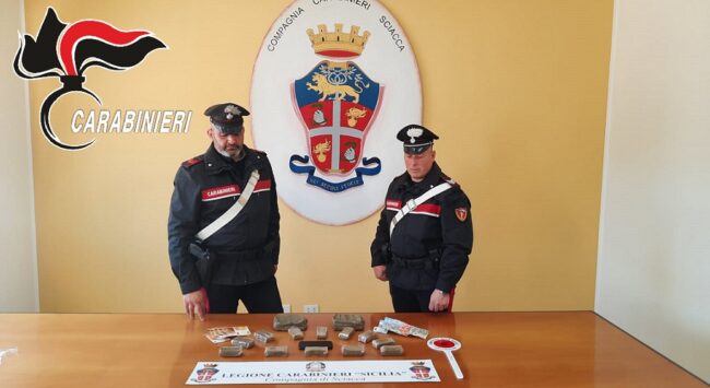 Finge di fermarsi all’alt ma poi tenta la fuga: pusher bloccato dai carabinieri con hashish in auto