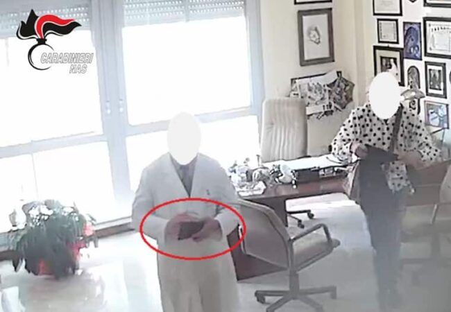 Concorsi truccati al Policlinico, arrestati padre e figlia: 11 interdizioni, soldi delle visite “in tasca” ai medici
