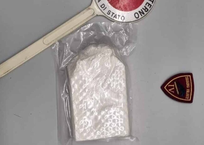 Catania, arrestato dipendente delle Poste: in auto con oltre 800 grammi di cocaina
