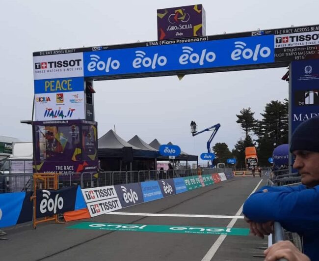 Giro di Sicilia, Damiano Caruso conquista l’Etna e trionfa su Nibali: è lui il “re” dell’Isola