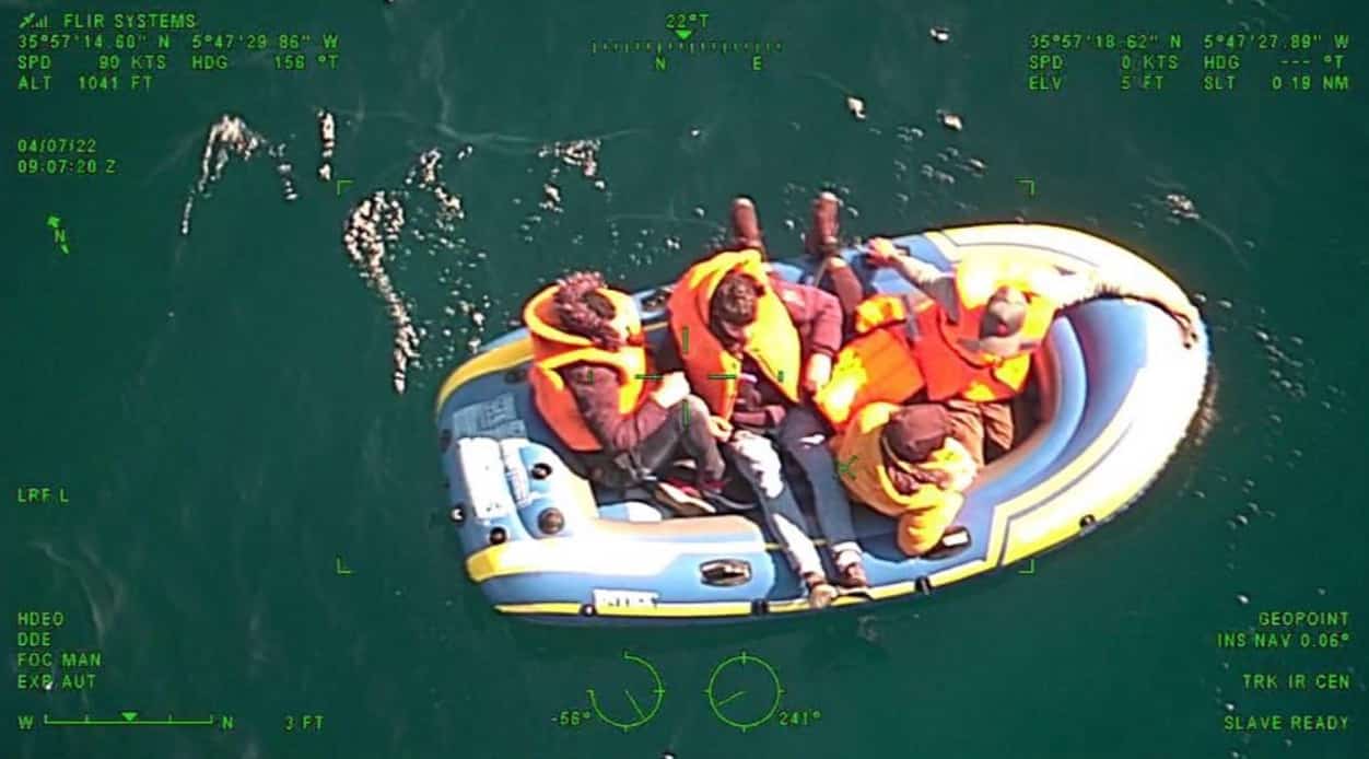 Paura in mare, 4 giovani su gommone rischiano di essere speronati da navi: intercettati dalla Guardia Costiera di Catania