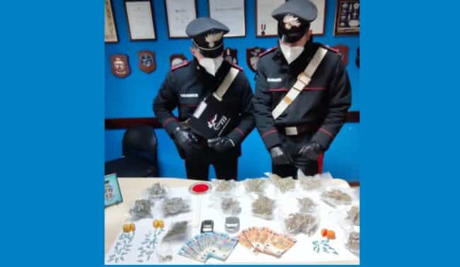 Nascondeva la droga in camera da letto, giovane pusher beccato dai carabinieri: ai domiciliari