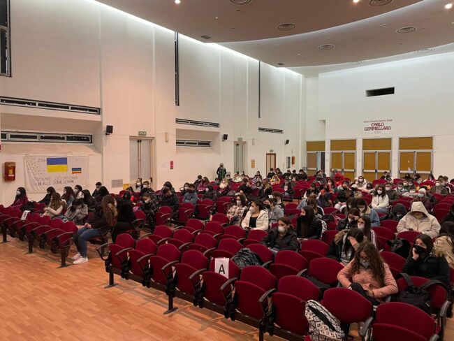 Carriera nel mondo delle Forze Armate e le opportunità lavorative: l’incontro degli studenti del “Gemmellaro” con AssOrienta