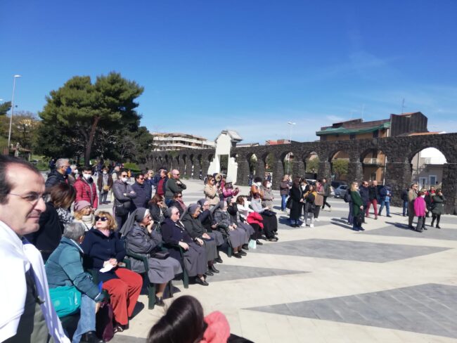 Catania, in Piazza I Vicerè l’iniziativa “Lascia un’impronta nel cuore” per la pace in Ucraina – Le FOTO