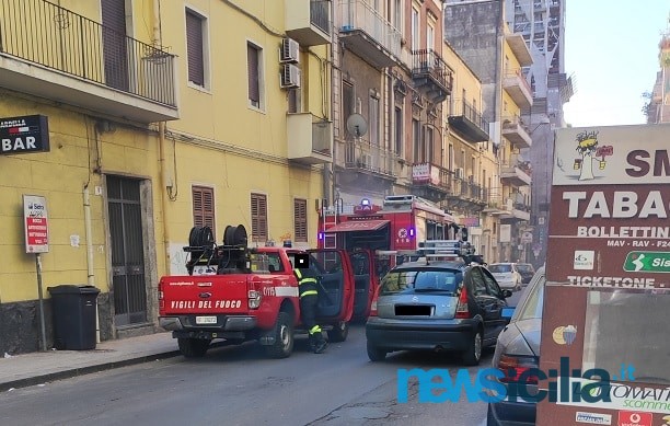 Incendio in via Vincenzo Giuffrida, cellulare sotto carica “impazzisce”: vigili del fuoco sul posto – FOTO