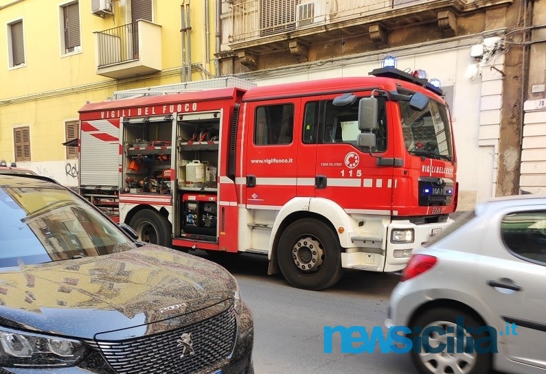 Incendio in via Vincenzo Giuffrida, fiamme partite da un caricabatterie – I DETTAGLI