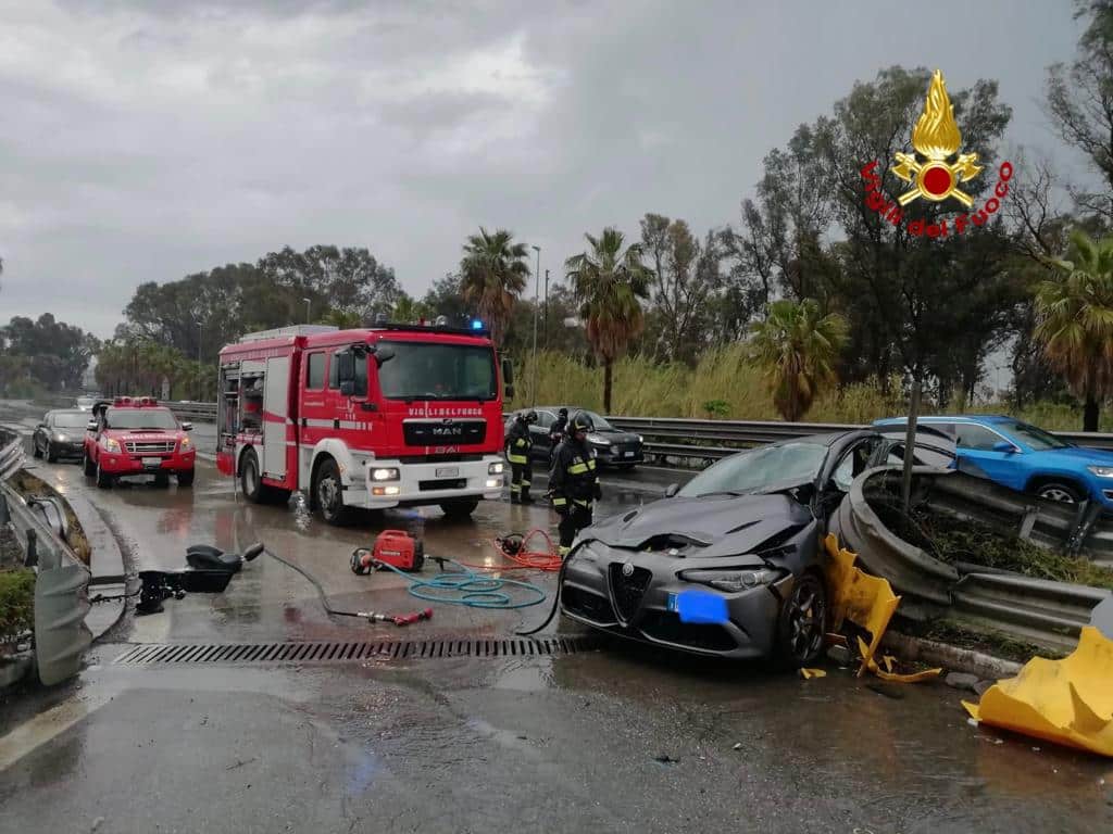 Tremendo incidente sull’Asse dei Servizi di Catania, auto contro guardrail: passeggero incastrato tra le lamiere