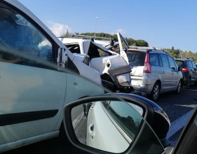 Grave incidente alla Tangenziale di Catania: 5 auto coinvolte e almeno due feriti, uno grave