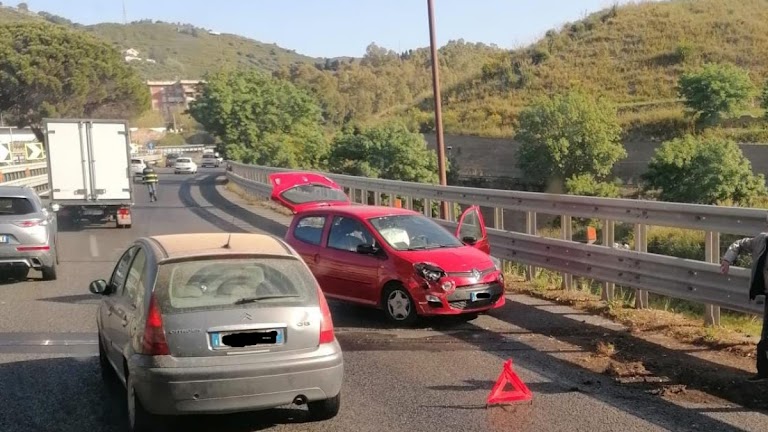 Incidente in Tangenziale, 3 auto coinvolte e feriti: traffico in tilt con code e rallentamenti
