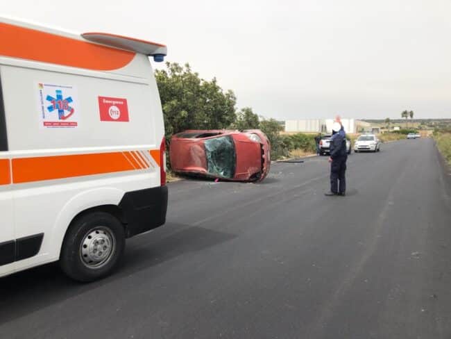 Sbatte contro palo della segnaletica e si ribalta sull’asfalto con l’auto, giovane “miracolato”