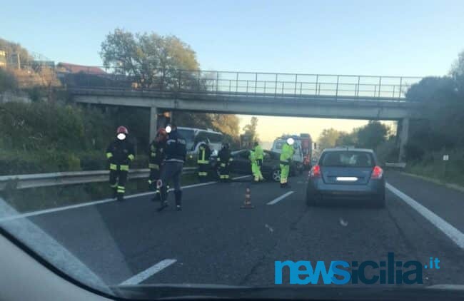 Incidente sulla A18, auto contro le barriere protettive: una persona ferita – FOTO