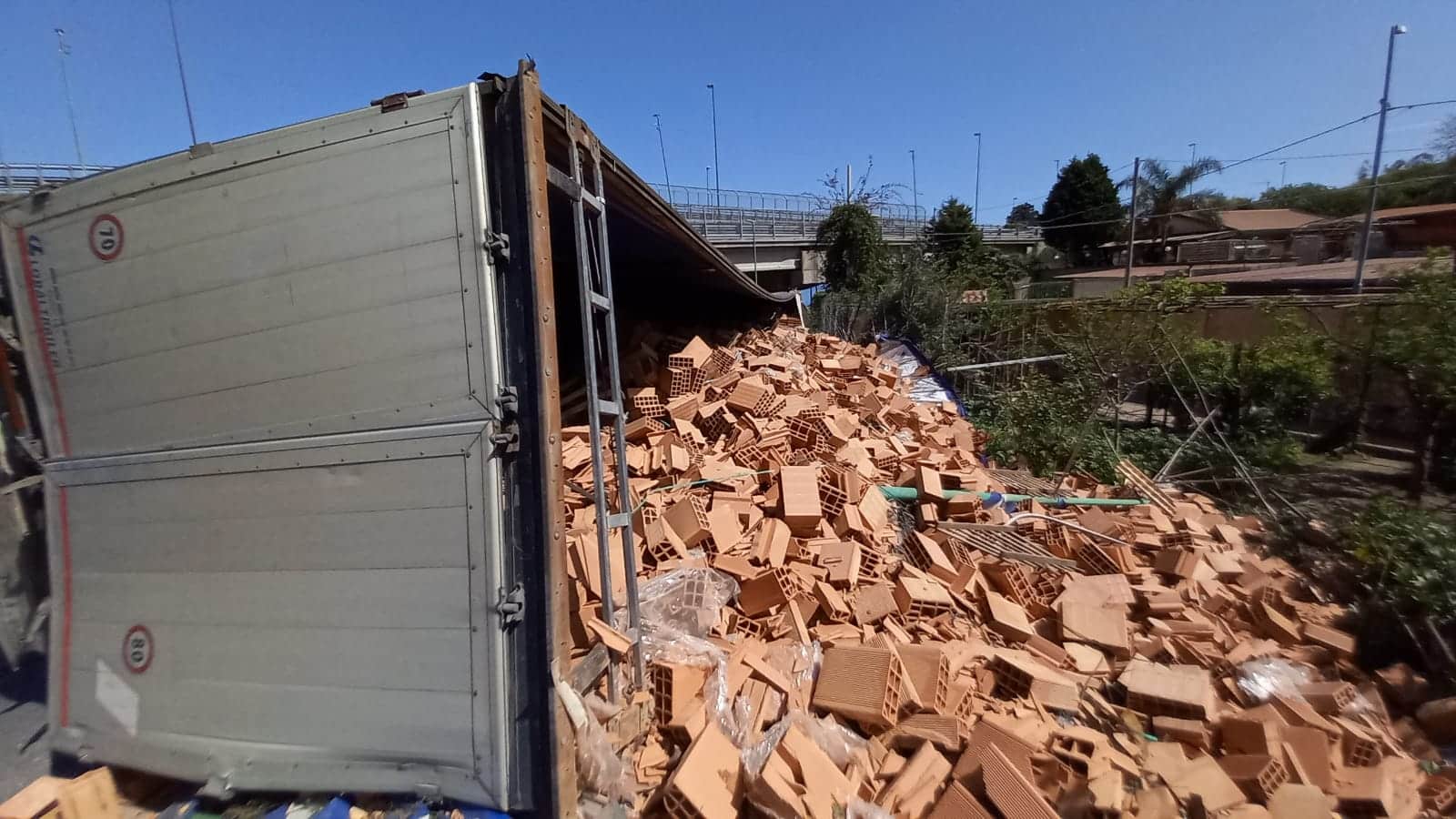 Panico sulla Tangenziale, camion pieno di mattoni si ribalta in direzione Catania: in codice rosso il conducente