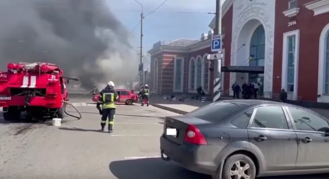 Ucraina, bombardata stazione con civili in fuga. Almeno 50 morti, Kiev: “Stanno distruggendo popolazione”