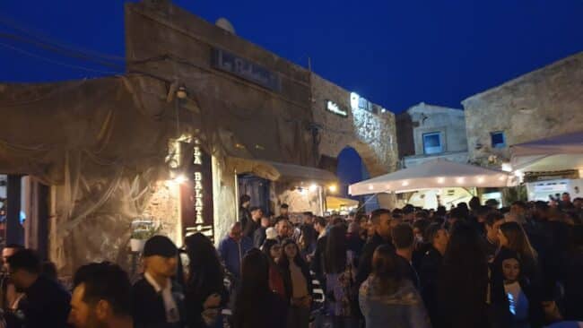 Risse e violenza a Marzamemi durante il giorno della Liberazione: commerciante aggredito
