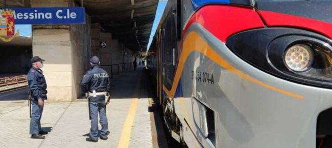 Rubano 70 pannelli di metallo dalla stazione e li nascondono in una scarpata, due pregiudicati in manette