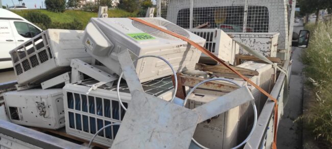 Abbandono illecito di rifiuti, fermato autocarro con condizionatori dismessi: scatta il sequestro