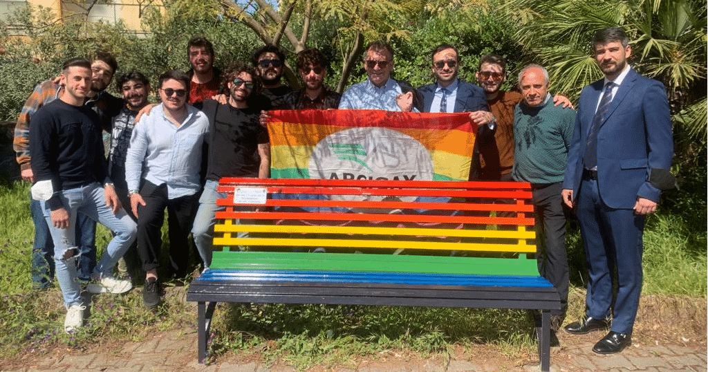Inaugurata la prima panchina arcobaleno contro l’omofobia a Cibali: presente anche Alessandro Cecchi Paone
