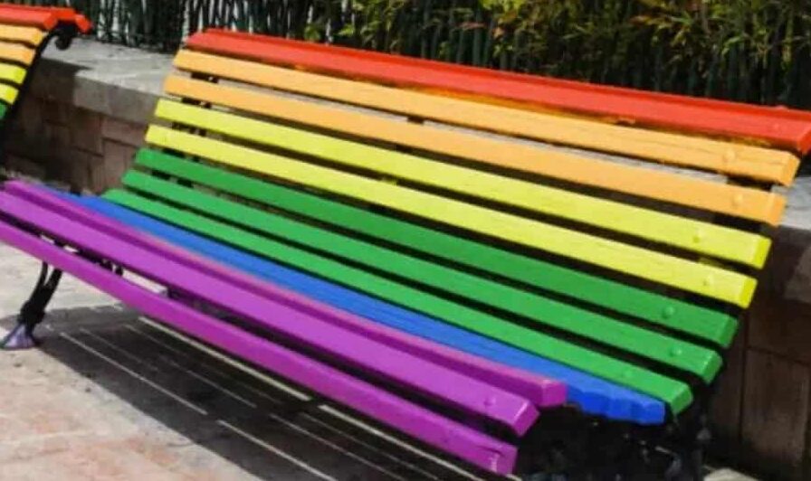 Una panchina “rainbow” contro l’omofobia, domani l’inaugurazione a Cibali. Presente anche Cecchi Paone