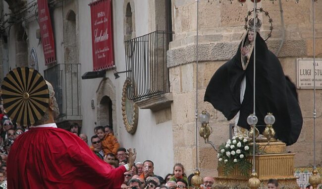 Tradizioni pasquali in Sicilia: “‘A Giunta” di Caltagirone, celebrazione e curiosità