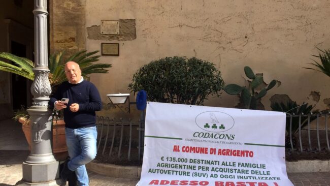 Di Rosa si incatena davanti al Comune e inizia sciopero della fame: “Protesto per ridare dignità al popolo”