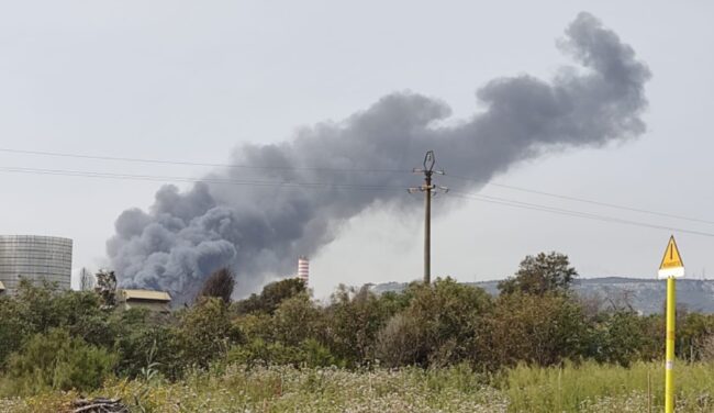 Incendio al petrolchimico di Priolo Gargallo, nube nera oscura il cielo: due persone contuse