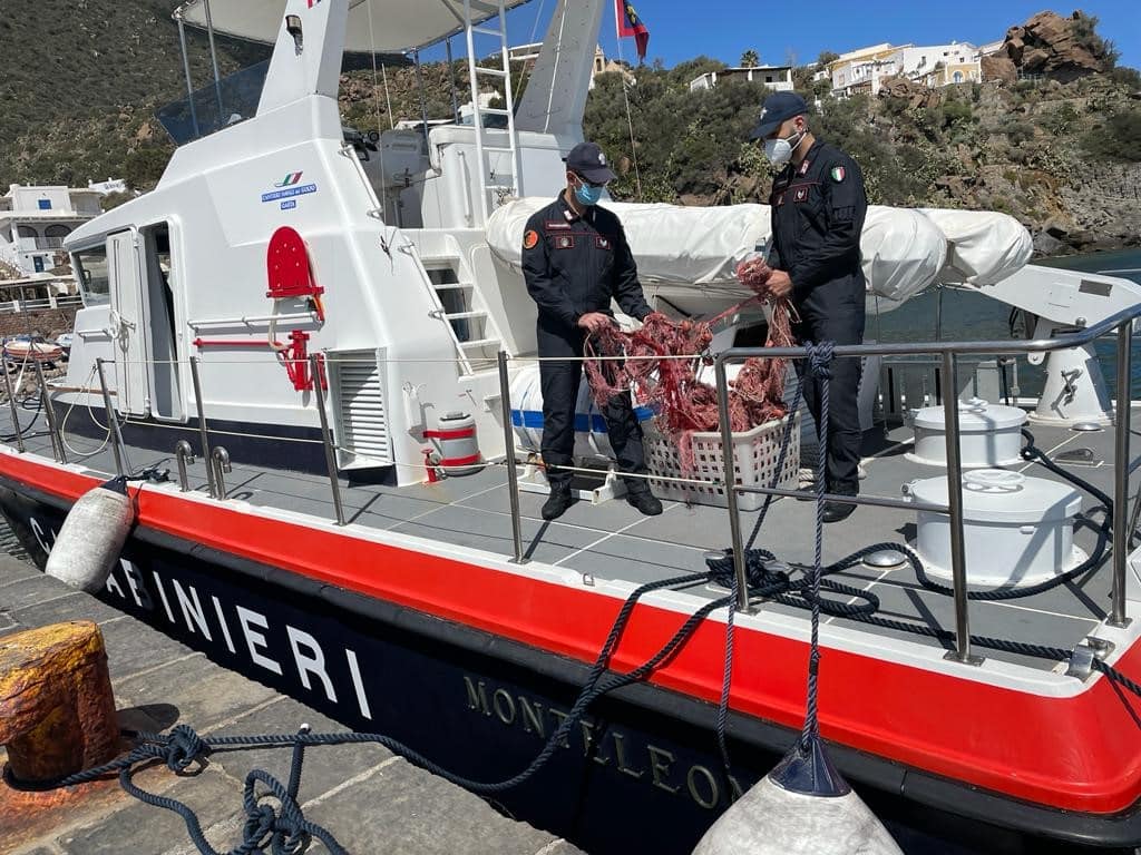 Rete da pesca abusiva all’ormeggio di emergenza di Lipari, scatta il sequestro dei carabinieri