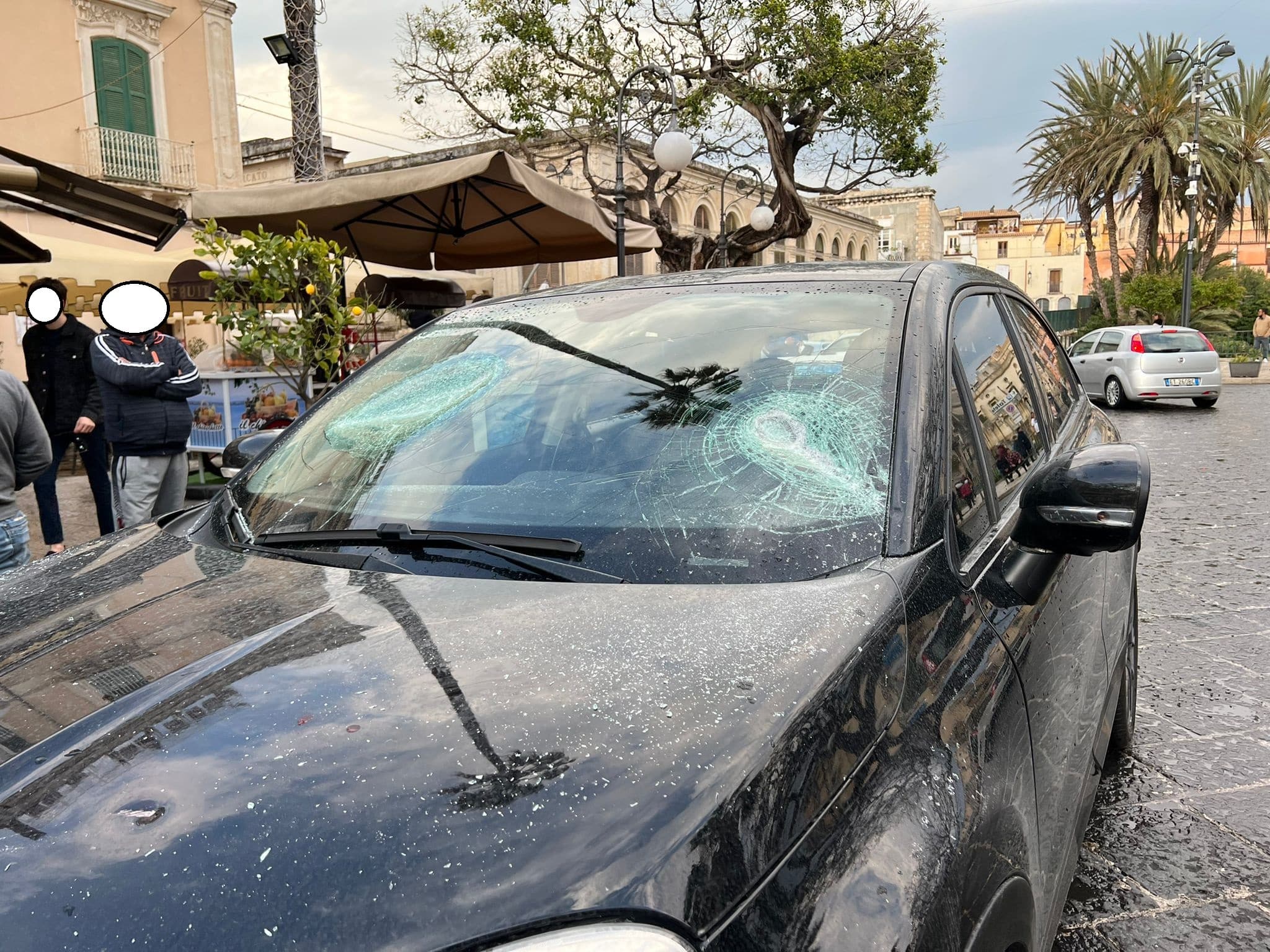 Violenta rissa in centro storico, due famiglie si “sfidano” a colpe di mazze e bastoni: 5 ai domiciliari, denunciato minorenne
