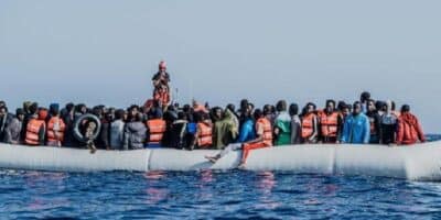 Lampedusa, nella notte altri tre sbarchi: hotspot pieno