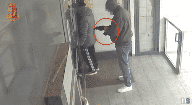 La rapina da 84mila euro, i volti travisati e le armi in pugno: 5 fermi – VIDEO