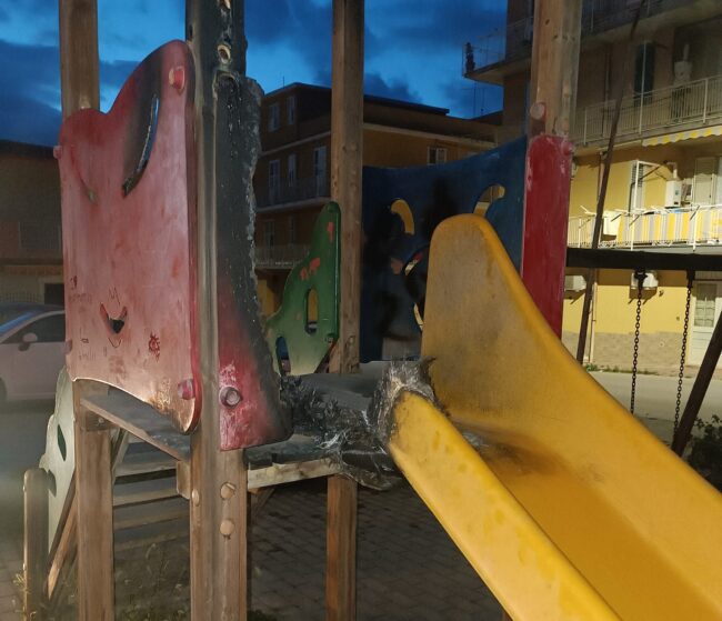 Licata in balia dei vandali: bruciato uno scivolo per bambini in via Borromini