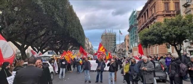 Catania, corteo colorato e combattivo contro le “guerre imperialiste e le spese militari” – FOTO