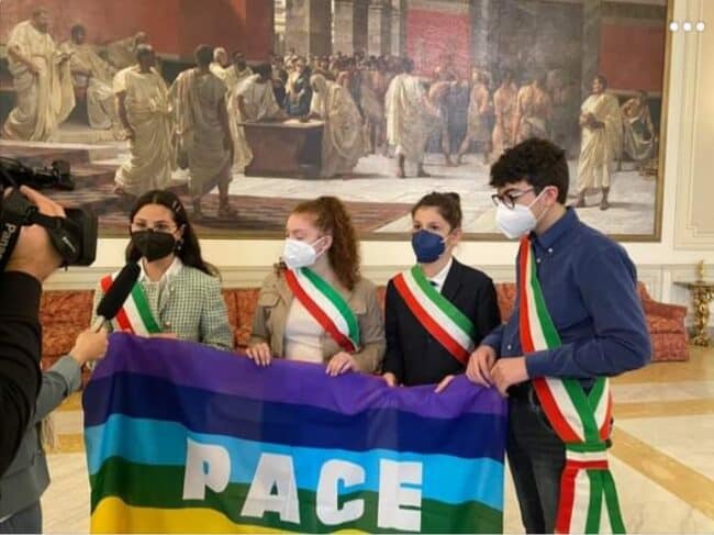 “Facciamo pace”, sabato fiume di ragazzi in via Etnea per dire “no” alla guerra: trasporti gratuiti per i giovani