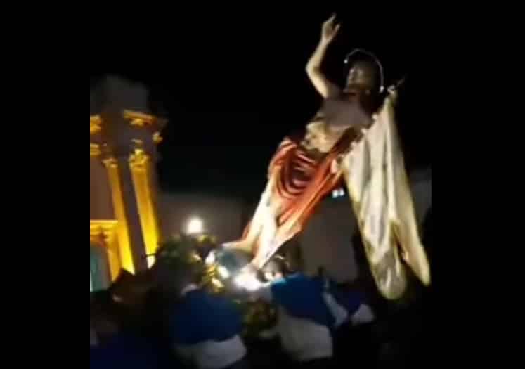 Tragedia sfiorata a Pasqua, statua del Cristo risorto cade durante la processione a Ispica – VIDEO