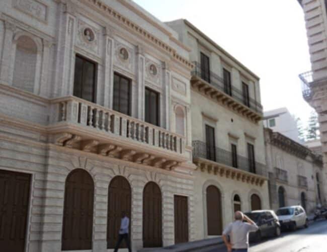 Crollo nel cantiere del Teatro della Concordia, vengono giù parti di muro. Il sindaco: “Da capire cos’è successo”