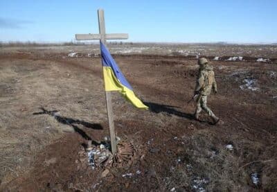 Guerra in Ucraina, trovata fossa comune vicino Kiev: esercito di Mosca in ritirata – la SITUAZIONE